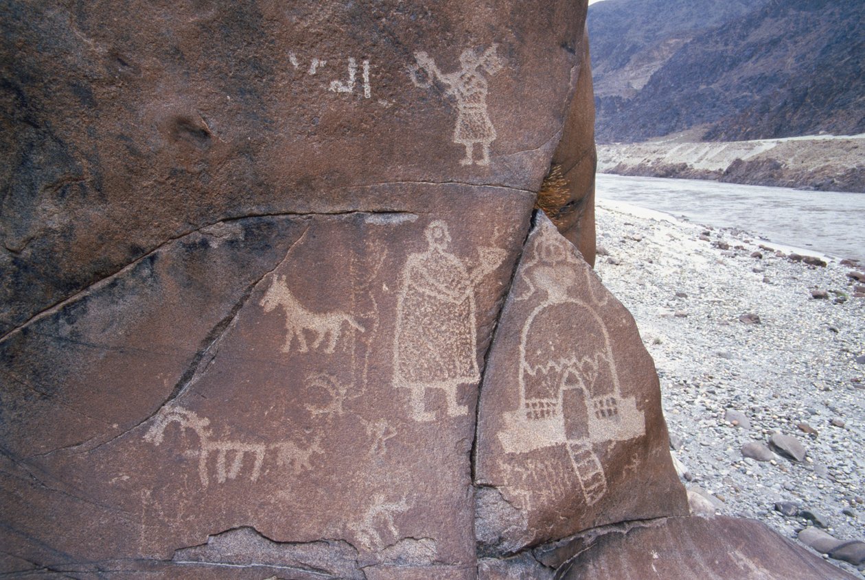 Obrázky zvířat a lidských postav jsou mezi 30 000 skalními rytinami poblíž vesnice Chilas v pohoří Karakoram na severu Pákistánu. Řeka Indus je také viditelná tekoucí kolem od Unknown