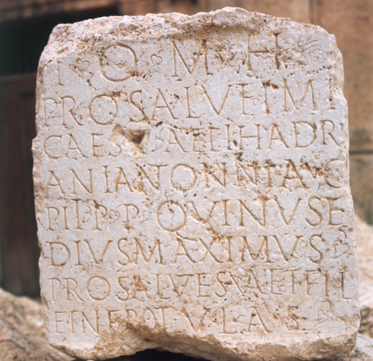 Libanon, Baalbek, Velký dvůr, kámen s věnováním Hadriánovi, 2. století našeho letopočtu od Unknown
