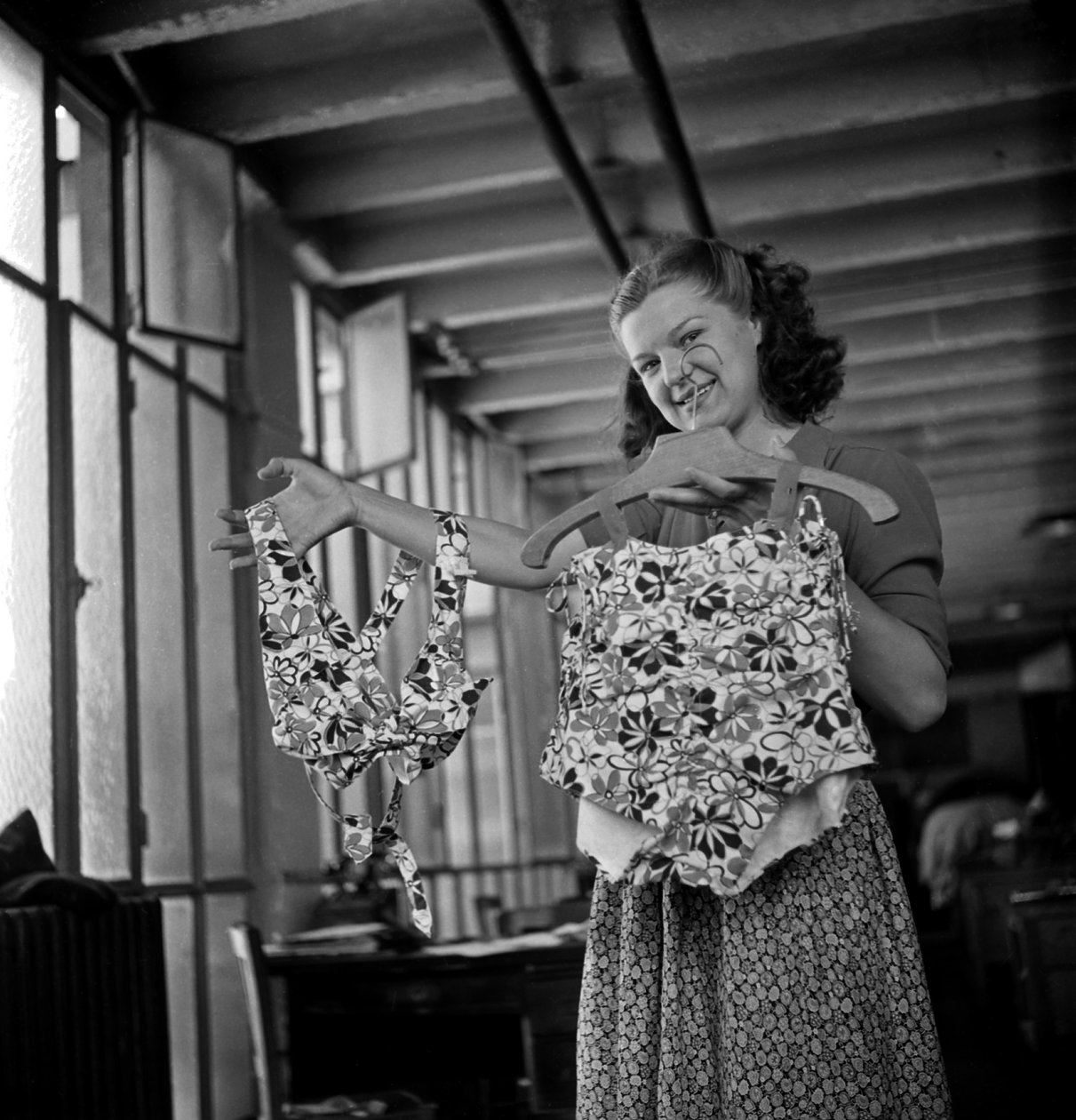 Výroba oděvů (její plavky) s plátnem letadla, Paříž, C. 1947 od Unknown