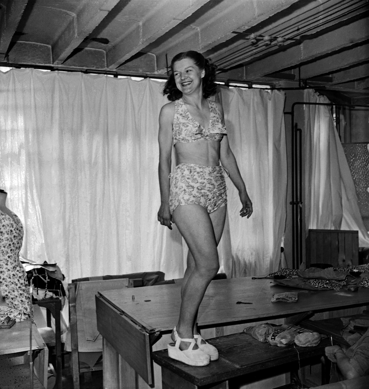 Výroba oděvů (zde plavky) s plátnem letadla, Paříž, C. 1947 od Unknown