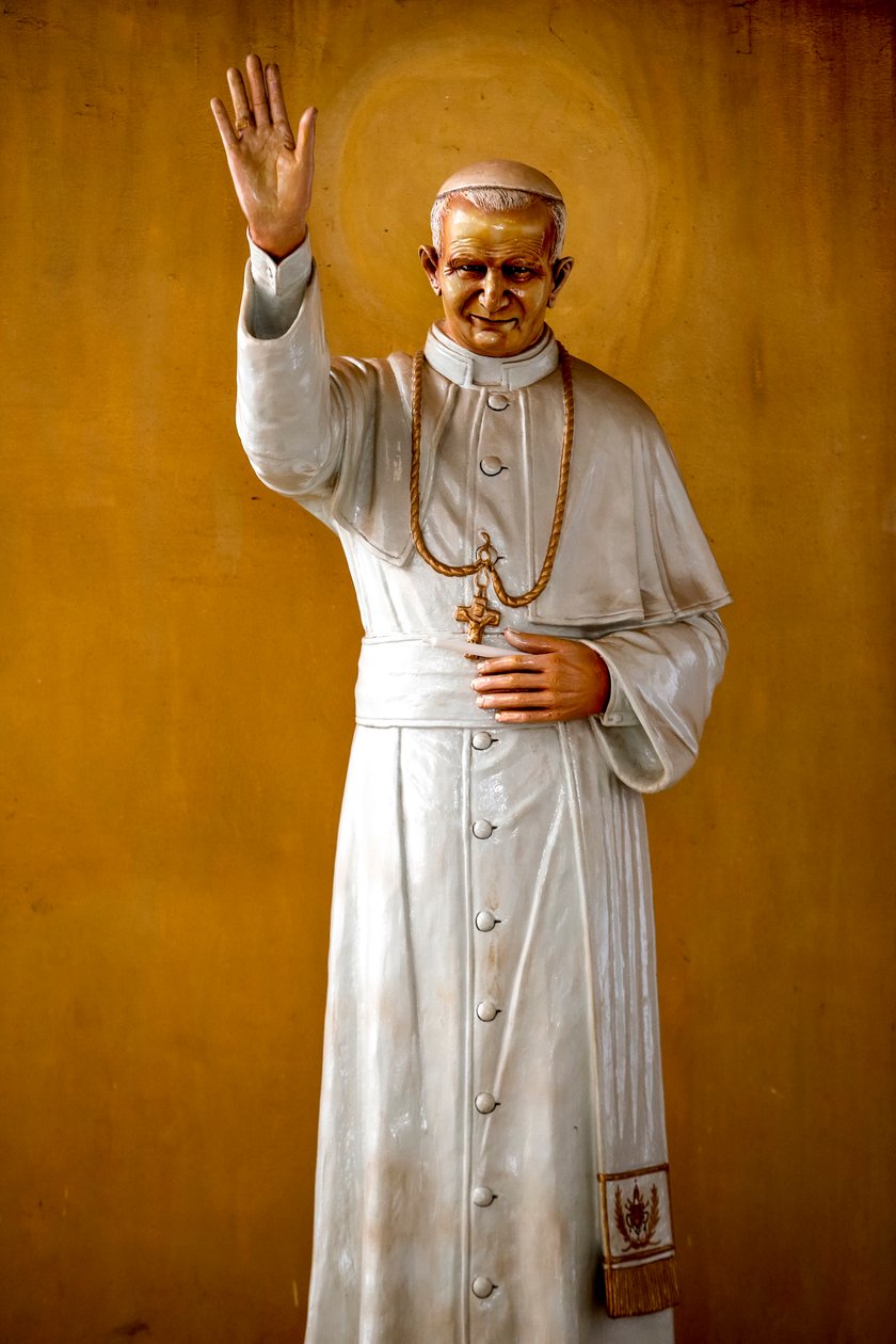 Socha papeže Jana Pavla II v katolickém farním kostele Cristo Risorto de Hedzranawoe, Lomé, Togo. od Unknown