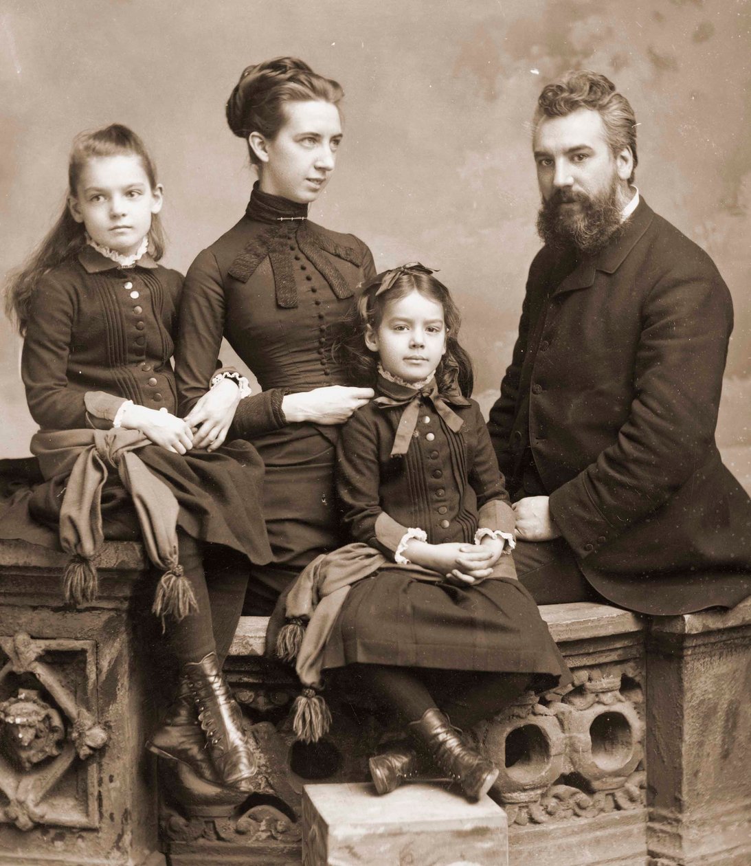 Portrét Alexandra Grahama Bella, jeho manželky Mabel Gardiner Hubbard a jejich dcer Elsie a Marian kolem roku 1885rn od Unknown