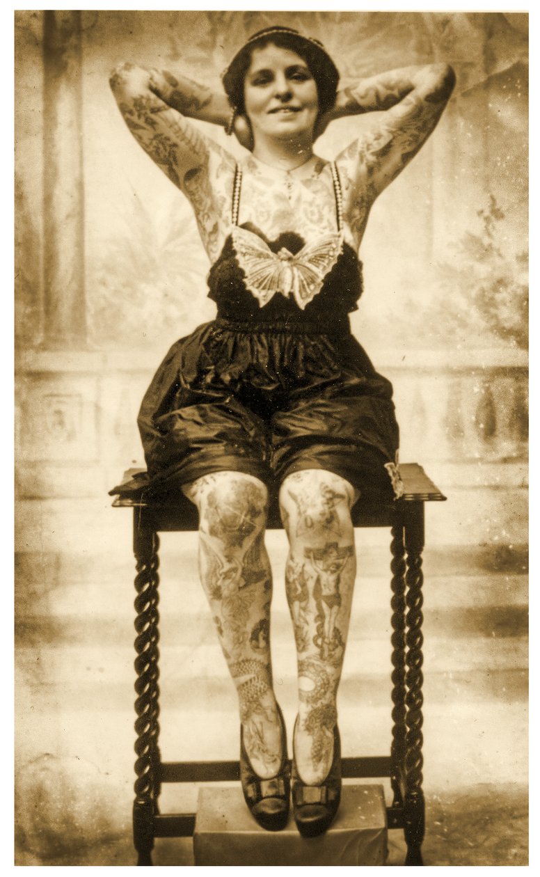 Portrét sedící potetované ženy, kolem roku 1895 (Sépiová fotografie) od Unknown