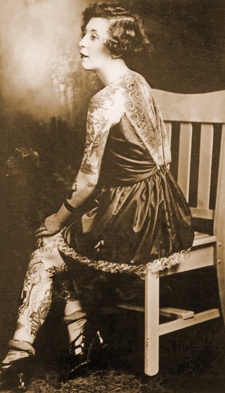 Portrét tetované ženy, kolem roku 1895 (Sépiová fotografie) od Unknown
