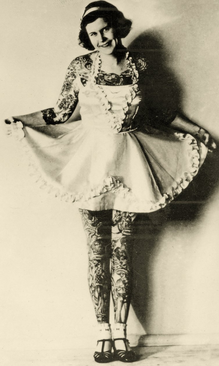 Portrét tetované ženy, kolem roku 1946 (sépie fotografie) od Unknown