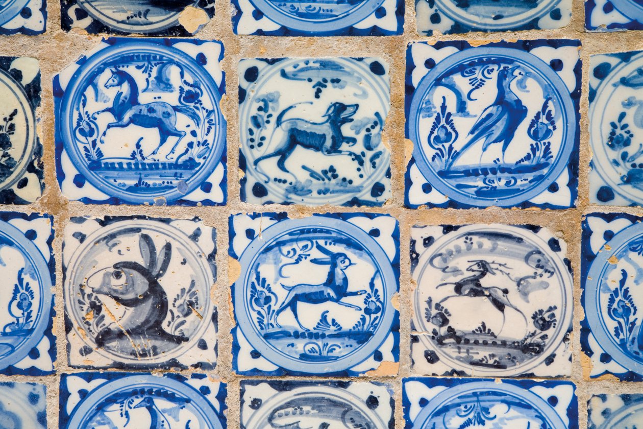 Real Alcazar, Keramické dlaždice s postavami zvířat a ptáků, Sevilla, Španělsko od Unknown