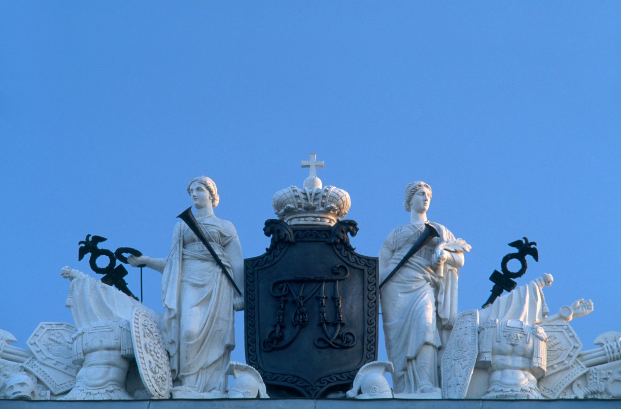 Rusko, Petrohrad, Státní ruské muzeum, dříve Michajlovský palác, sochy a královský znak na fasádě, detail od Unknown