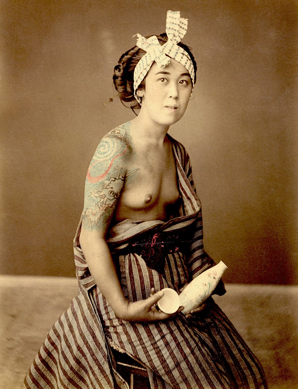 Tetovaná Japonka, cca 1890 (ručně kolorovaná fotografie) od Unknown