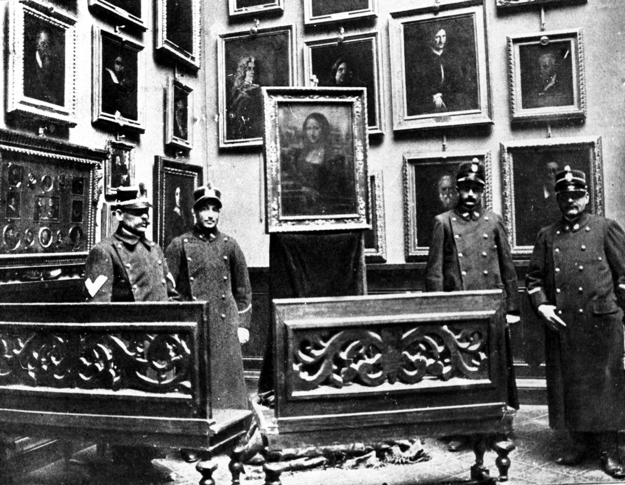 Mona Lisa se strážemi v muzeu Uffizi ve Firenze, obraz byl právě nalezen po její krádeži v muzeu Louvre italským malířem Vincenzem Peruggiou 21. srpna 1911 od Unknown