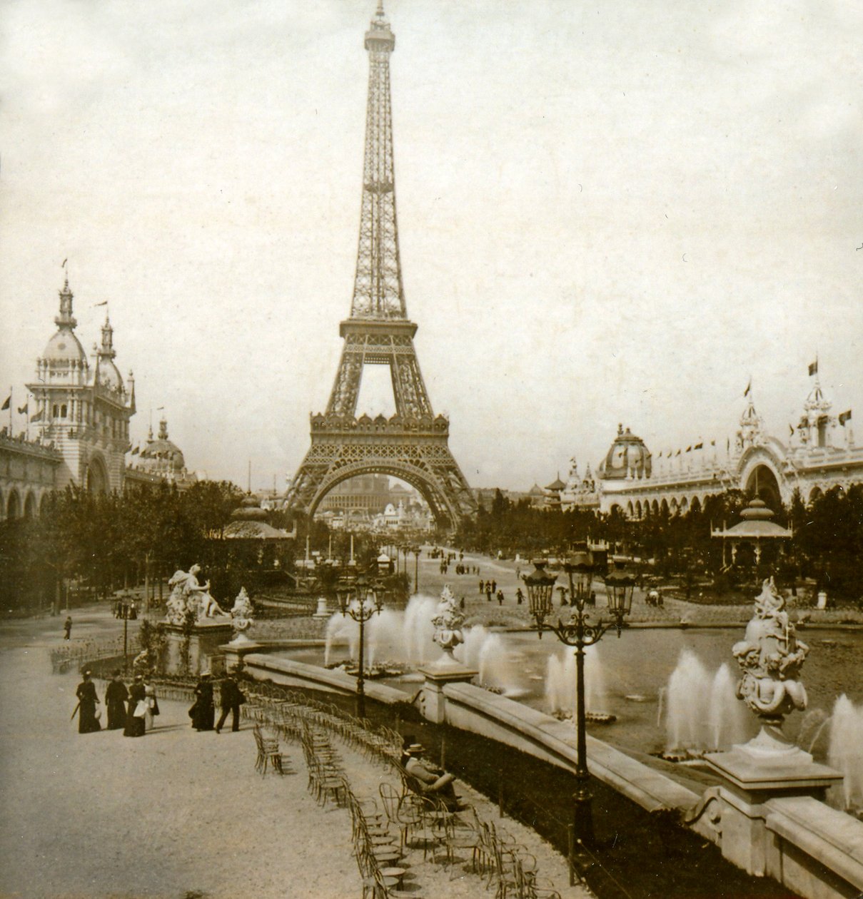 Pohled na Eiffelovu věž a Champ de Mars z Chateau deau, Paříž, Francie 1900 od Unknown