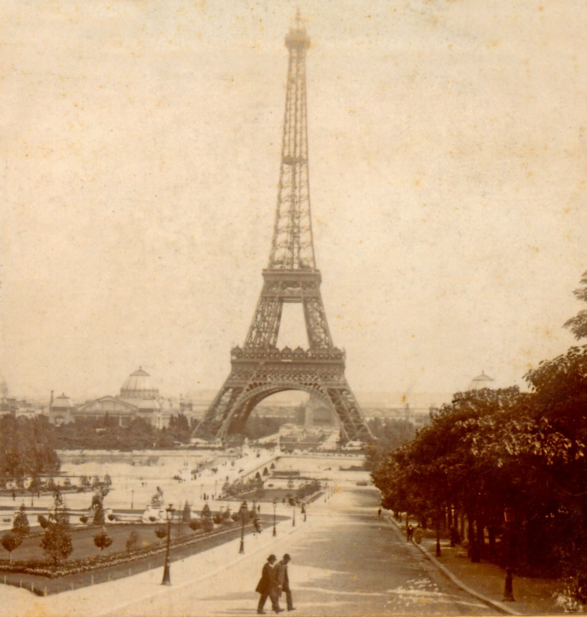 Pohled na Eiffelovu věž a Galerii des Machines z Jardins du Trocadérorn, Paříž, Francie c. 1889 od Unknown
