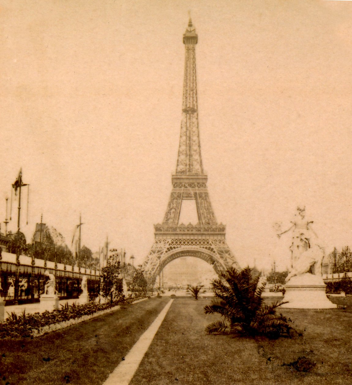 Pohled na Eiffelovu věž a Palais du Trocadéro z Jardin du Champ de Mars, Paříž, Francie. 1889 od Unknown