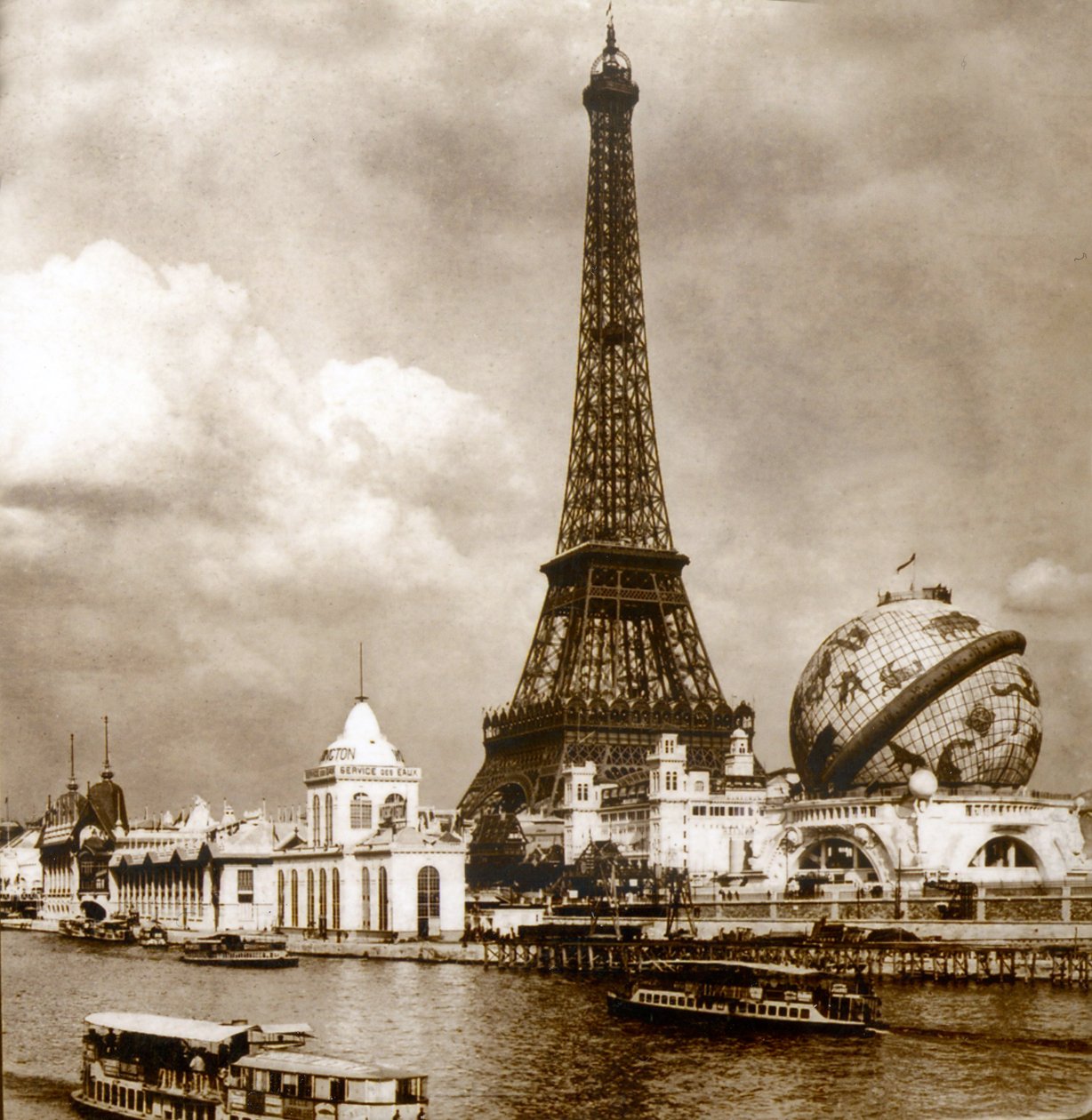 Pohled na výstavu Universelle, Eiffelovu věž a Grand Globe Céleste z Seinernu, Paříž, Francie 1900 od Unknown