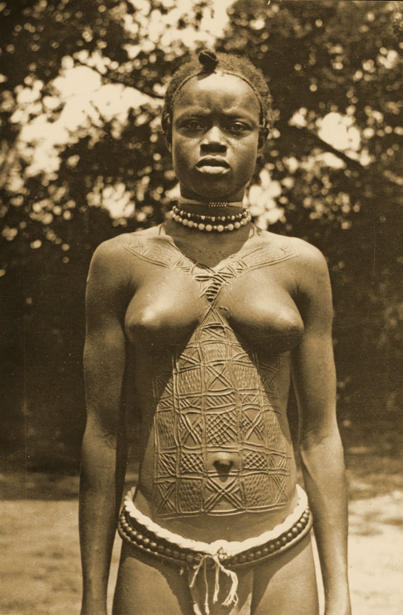 Žena z Guineje s tradiční skarifikací, kolem roku 1905 od Unknown