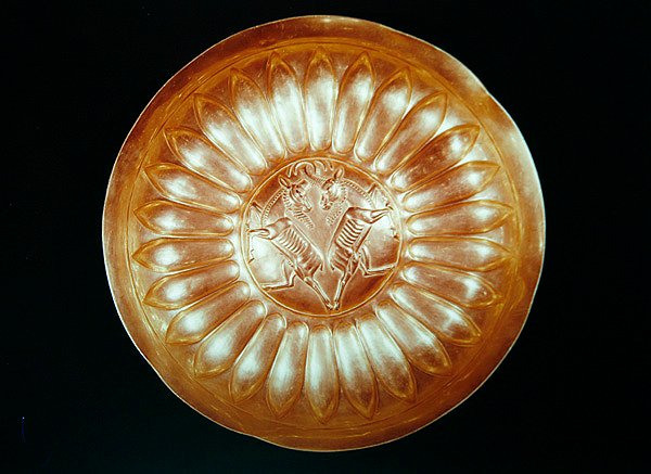 Deska s vyrytými dvěma kozorožci, z Hamadánu, Írán (zlato) od Achaemenid