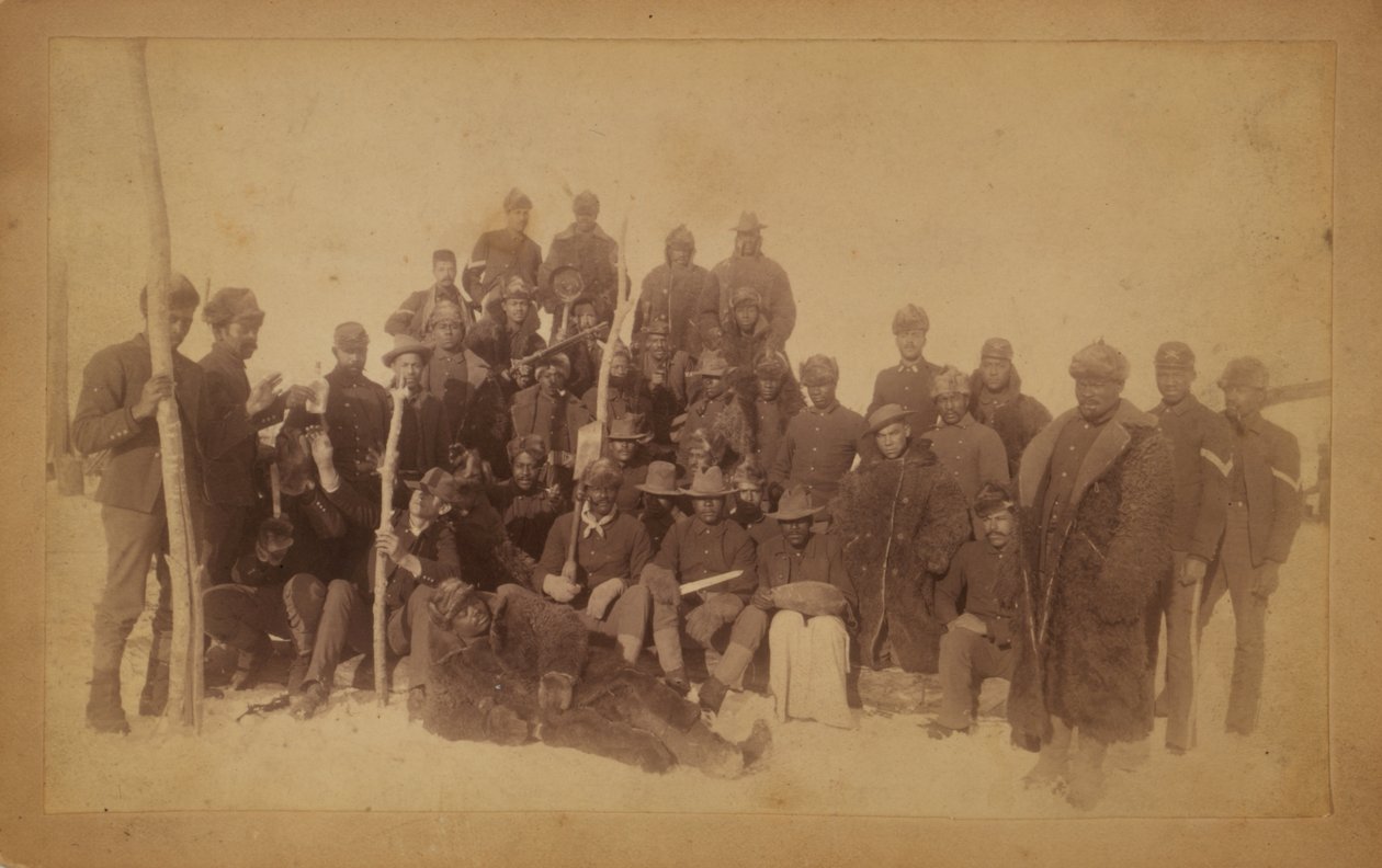 Buvolí vojáci 25. pěchoty, někteří v buvolích hábitech, Fort Keogh, Montana, 1890 (želatinový stříbrný tisk) od American Photographer