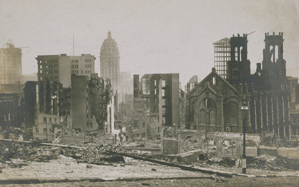 Budovy v troskách po zemětřesení a požáru v San Franciscu, 1906 od American Photographer