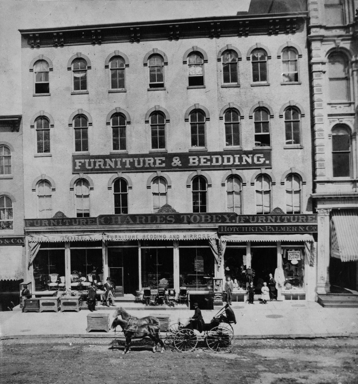 Nábytek a ložní prádlo Charles Tobey na adrese 87-89-91 State Street, Chicago, kolem roku 1869 od American Photographer