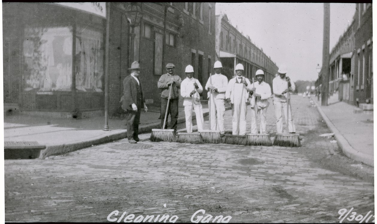 City Street Cleaning Gang, Philadelphia, kolem roku 1920 od American Photographer