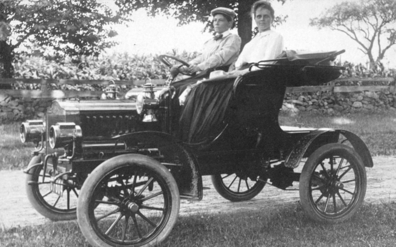 Frances Kellor a Mary Dreier seděly v raném automobilu, kolem roku 1910 od American Photographer