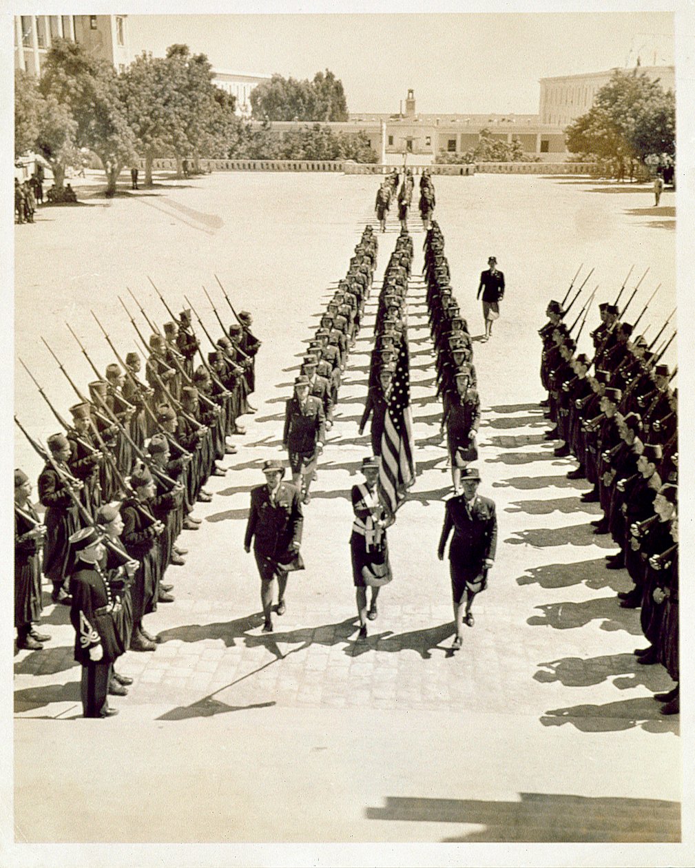 Členky ženského armádního sboru na vojenské přehlídce, 1943 od American Photographer