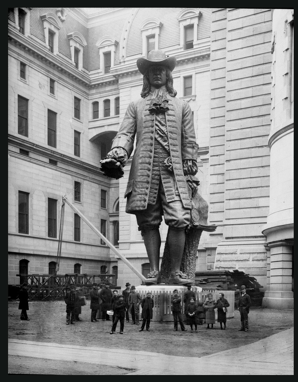 Socha Williama Penna na nádvoří radnice ve Philadelphii od American Photographer