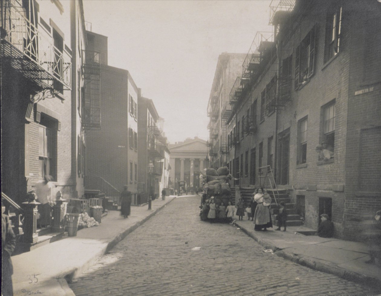 Pouliční scéna, Greenwich Village, New York, 1916-20 od American Photographer