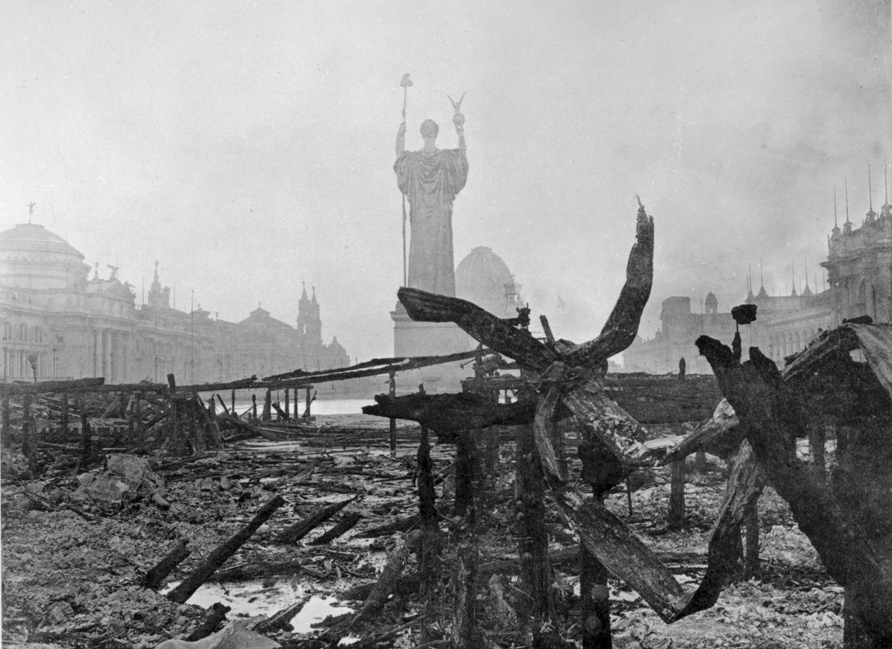 Pohled na sochu republiky uprostřed trosek čestného soudu of the Worlds Columbian Building po požáru 8. ledna 1894 od American Photographer