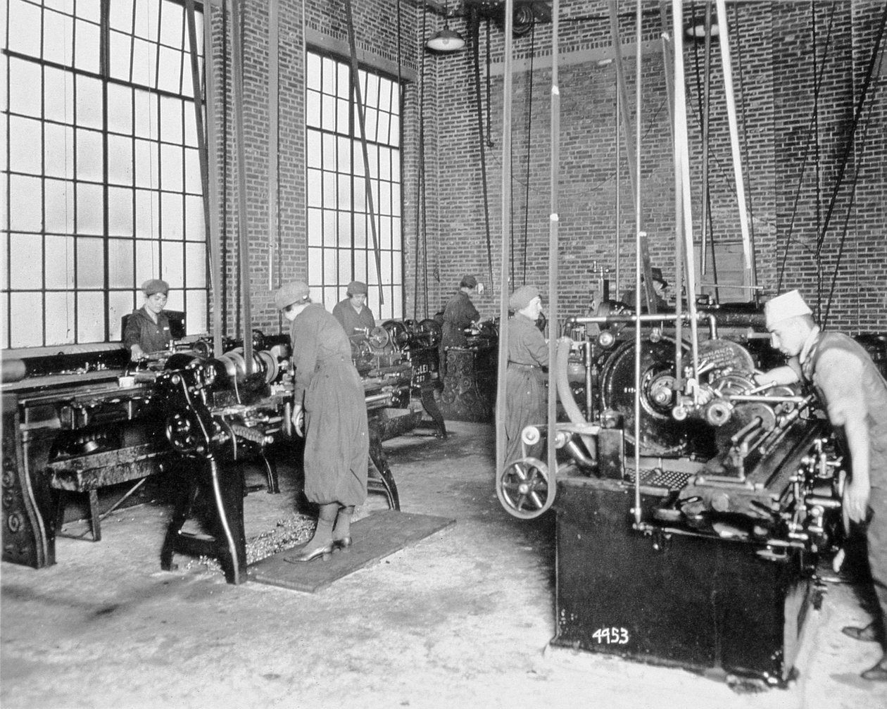 Ženy pracující v továrně během první světové války, kolem roku 1917 od American Photographer