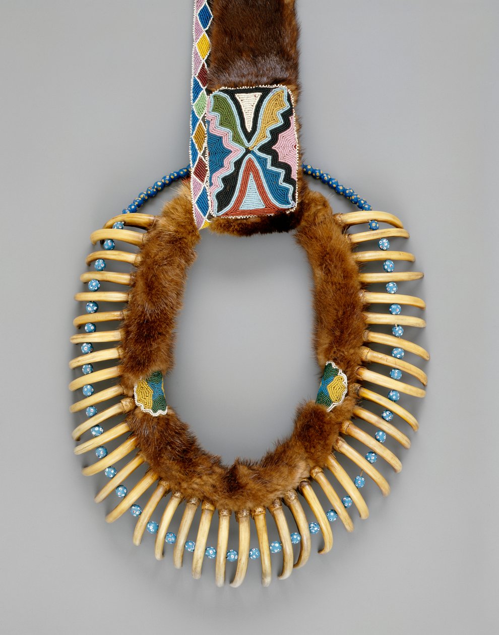 Náhrdelník s medvědím drápem, Mesquakie, kolem roku 1835 od American School