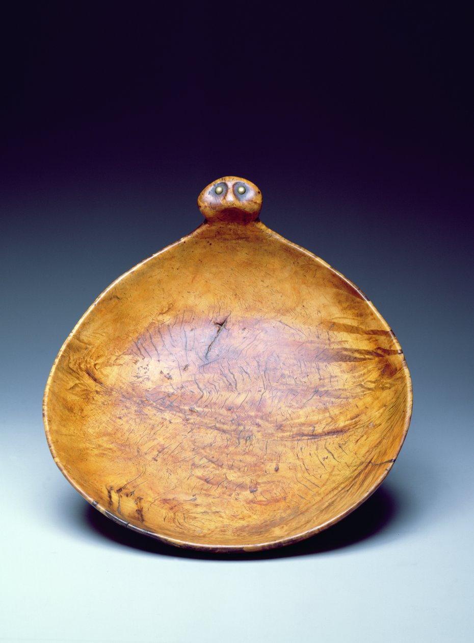 Bowl, Eastern Sioux, Native American, cca 1850 (vyřezávaný a leštěný javor s mosaznými cvočky) od American School