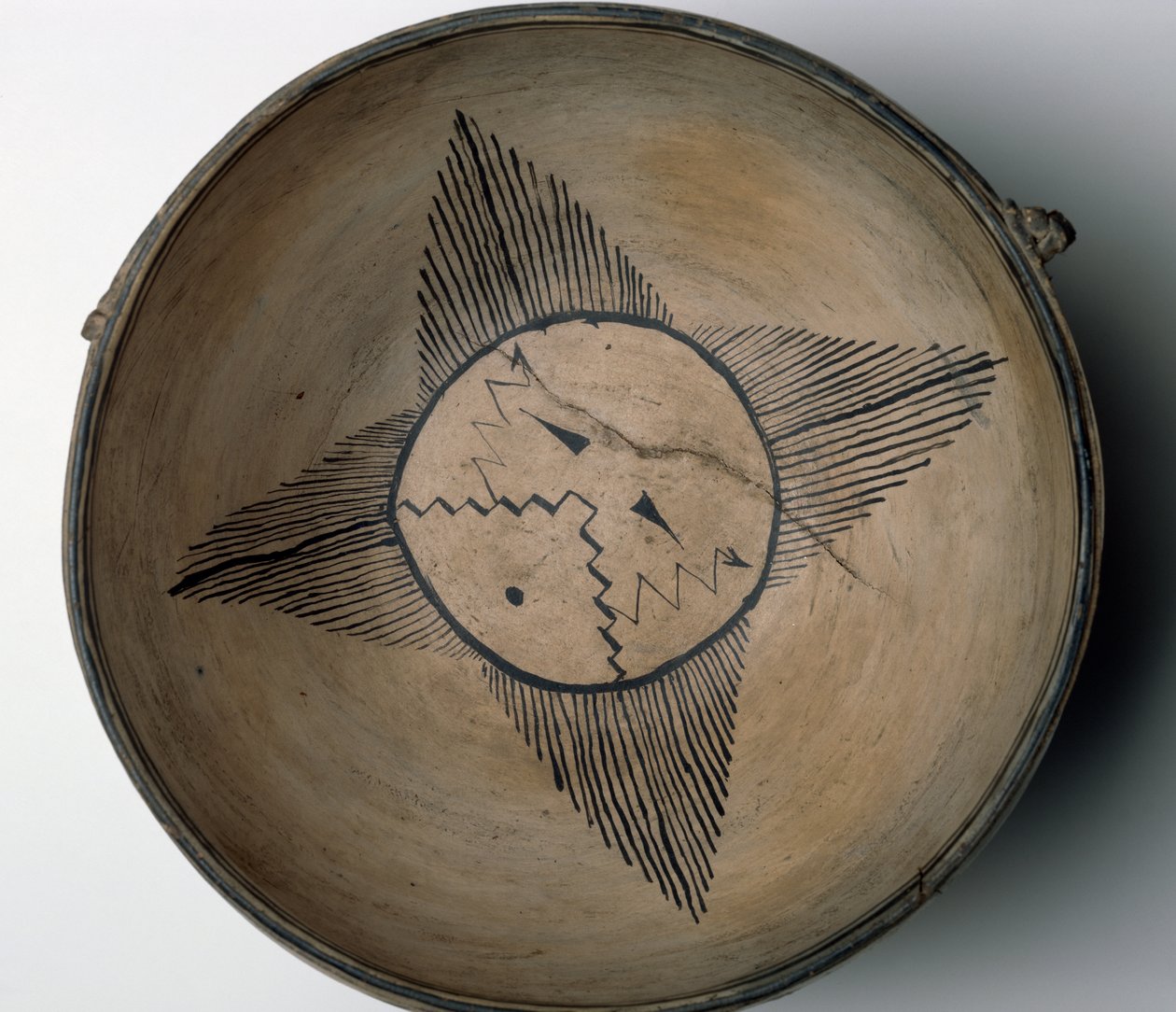 Cochiti Pueblo rituální mísa se sluncem, ptáky, mraky, blesky a deštěm, cca 1890 (hliněné nádobí s polychromovanou malbou a surovou kůží) od American School