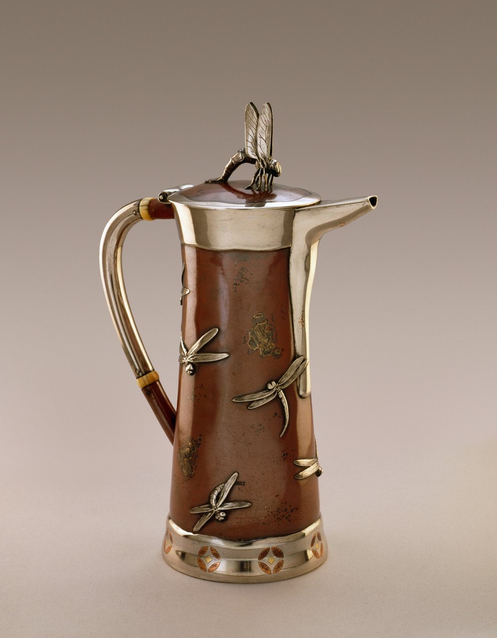 Coffeepot, Tiffany and Company, 1879 (sterlingové stříbro s mědí) od American School