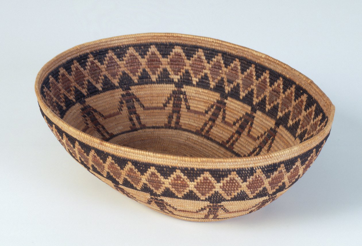 Oval Basket, Yokuts Culture, cca 1990-15 (vrbové pruty dlaha, kořen ostřice, kořen kapradiny a redbud) od American School