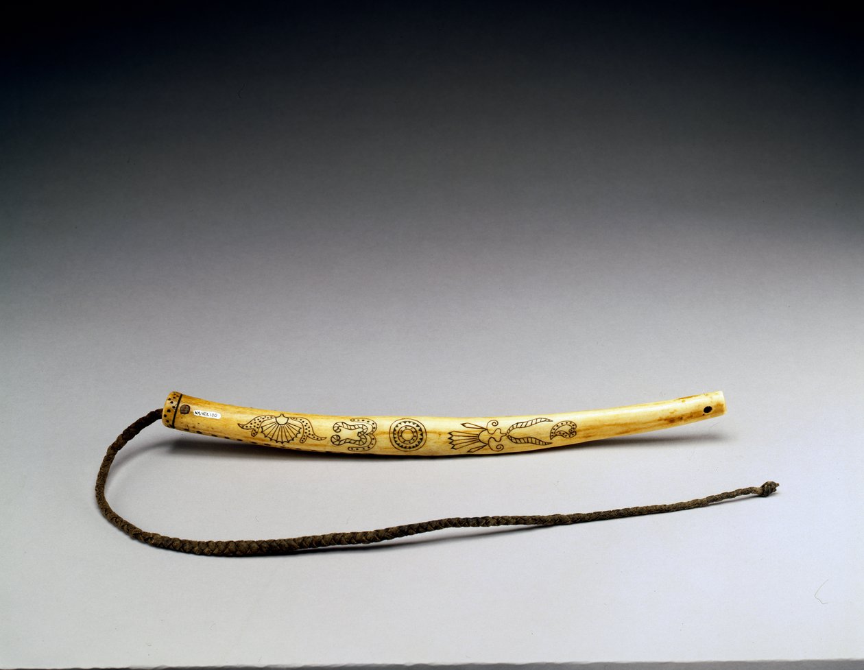 Quirt, rytý losí paroh, Crow Nation, cca 1840 (kost) (viz také 434925) od American School