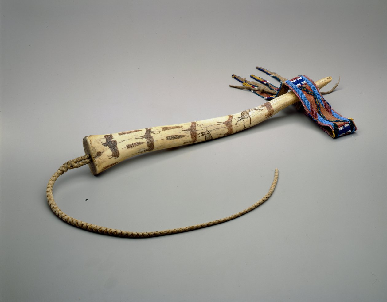 Quirt, rytý losí paroh, Osage Nation, kolem roku 1875 (kost) od American School