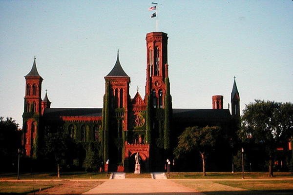 Smithsonian Castle, postavený v roce 1855 od American School