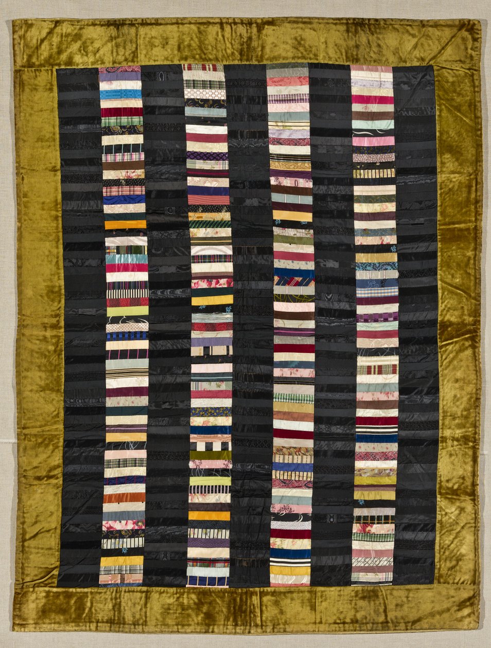 Strippie Quilt, kolem roku 1880 (hedvábí a samet) od American School