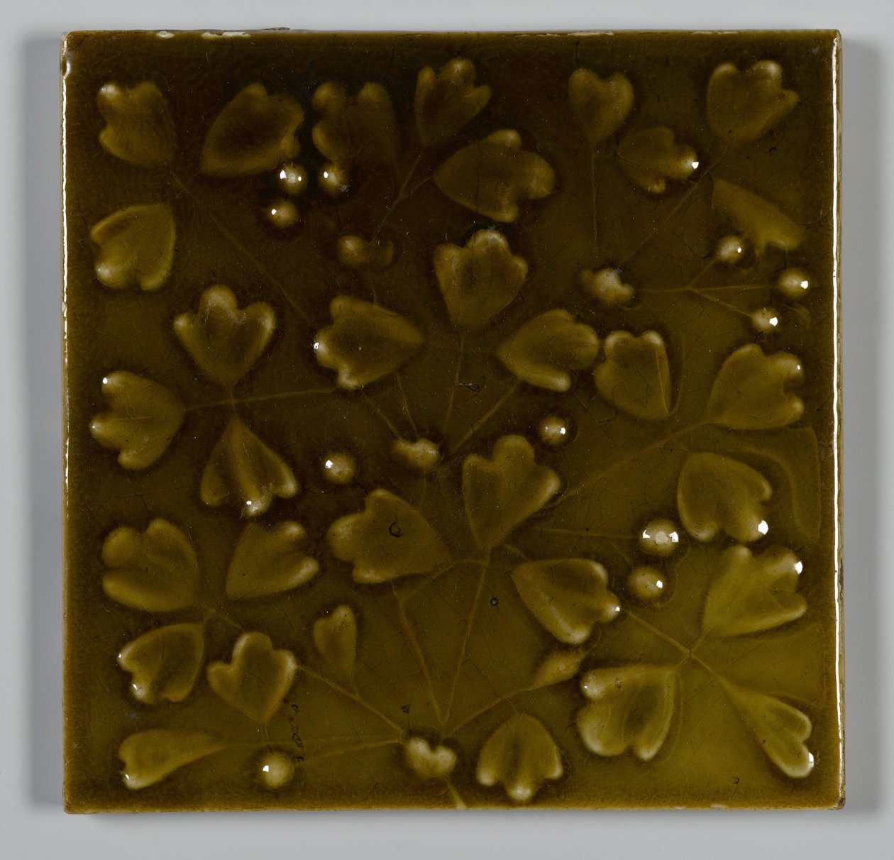 Dlaždice navržená a vyrobená v J. & J.G. Low Art Tile Works, Chelsea, Massachusetts, kolem roku 1881 (glazovaná kamenina) od American School