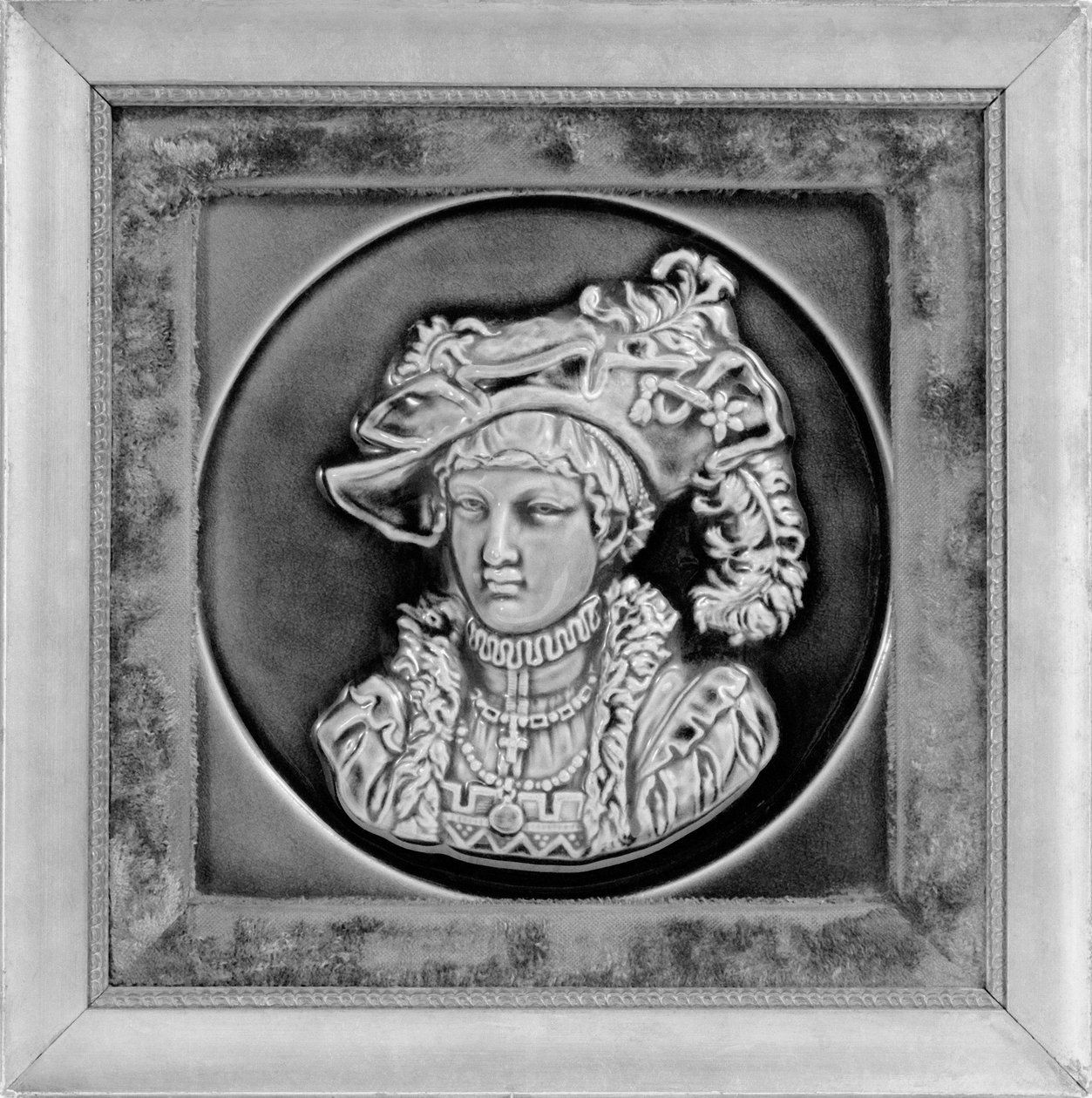 Dlaždice, od American Encaustic Tile Company, Ltd., vyrobené v Zanesville, 1885 (glazovaná kamenina, zlacené dřevo a samet) od American School