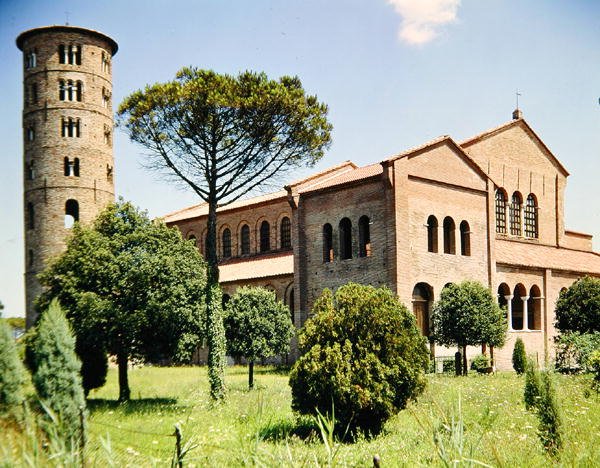 Pohled na kostel a zvonici od Byzantine School