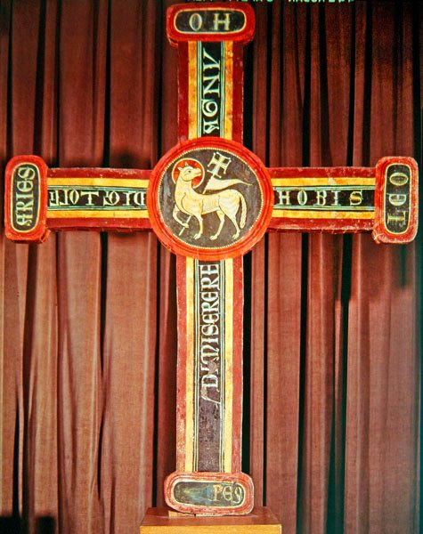 Kříž Agnus Dei z Bagergue, cca 1200 (tempera, štukový reliéf a zbytky lakovaného plechu na dřevě) od Catalan School