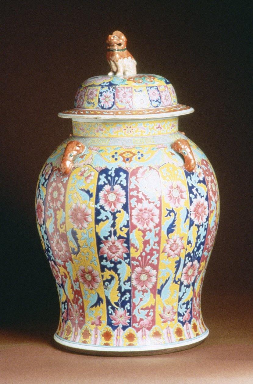 Zavíčkovaná dóza se smaltovanou dekorací famille rose, 1800-50 (porcelán) od Chinese School