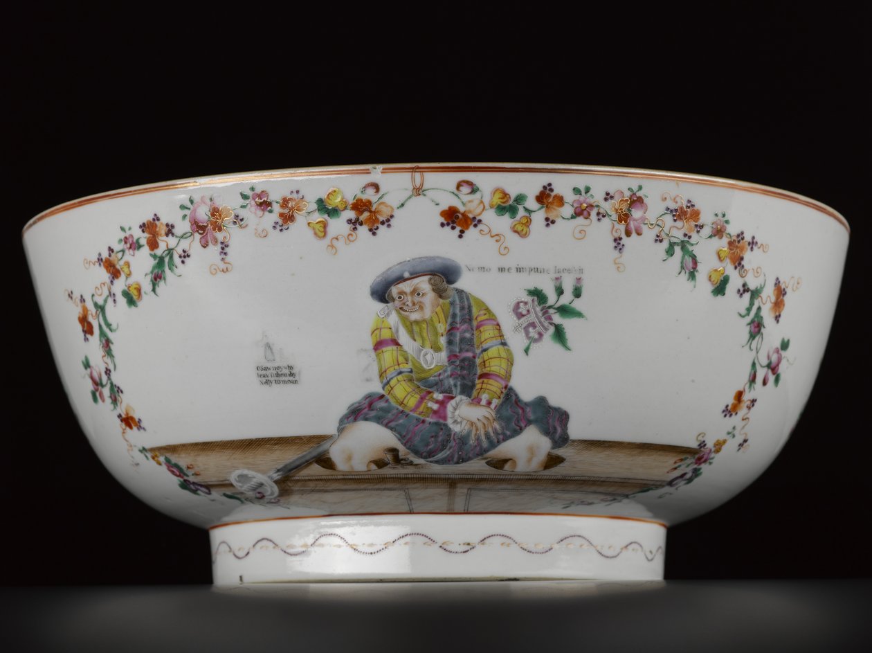 Satirická mísa na děrovač, zobrazující kopii rytiny proti jakobitu, Sauneys Mistake, 1785 (porcelán) od Chinese School