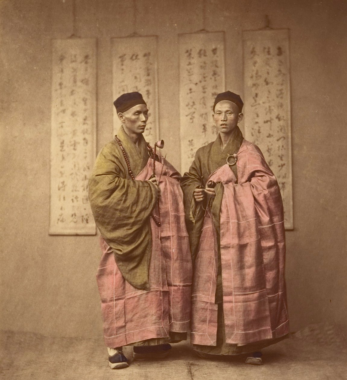 Dva muži v růžových šatech. kolem roku 1870 (albumenový tisk) od Chinese School