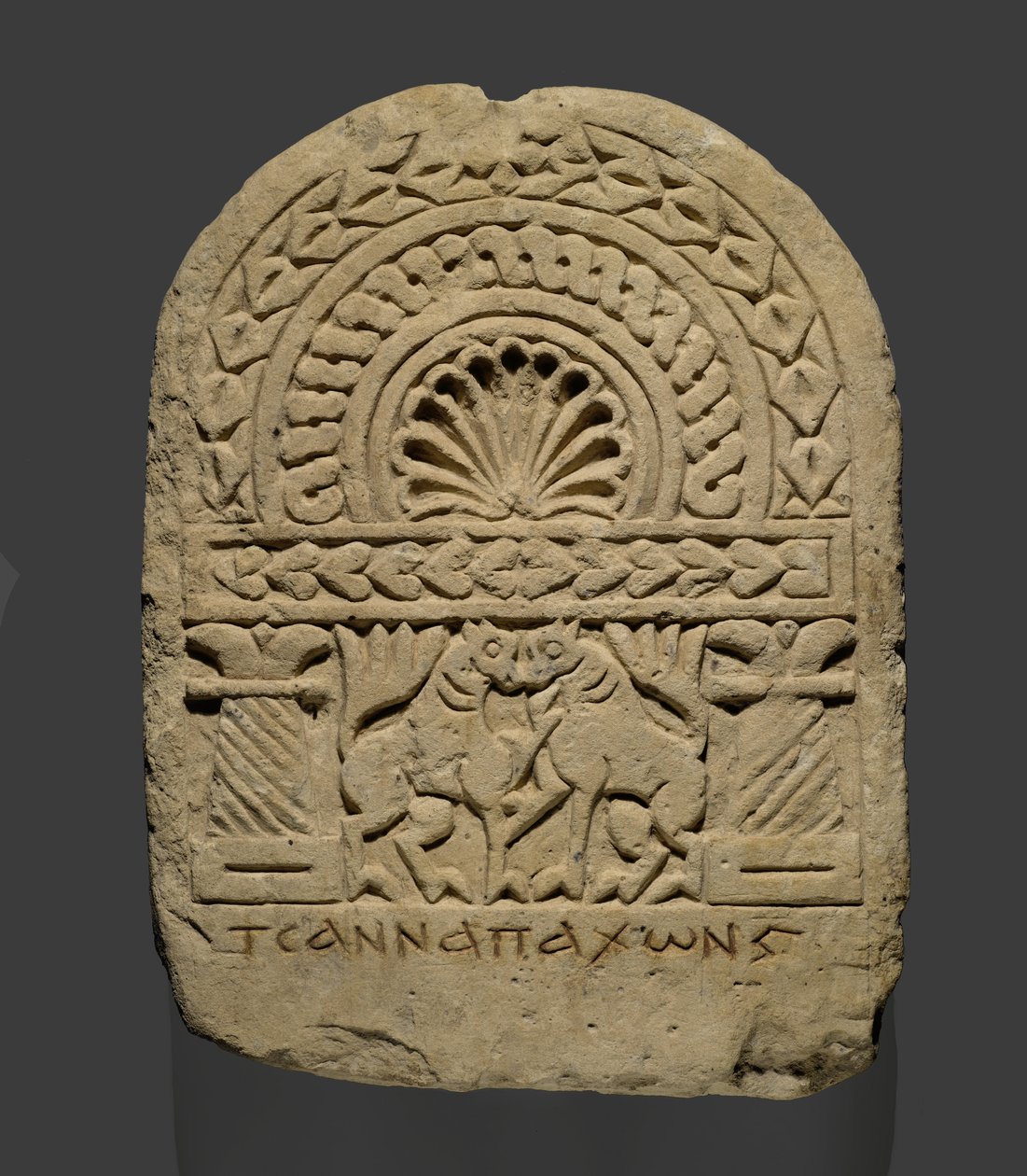 Stéla s kulatým vrcholem, z Esny (vápenec se stopami červené barvy) od Coptic