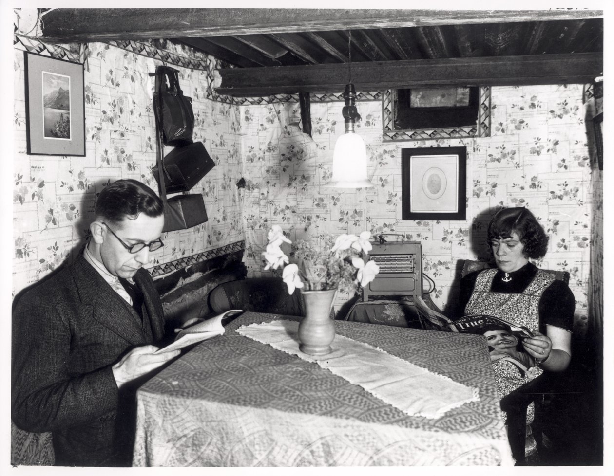 Pár v protileteckém krytu, 11 Cardigan Avenue, Leeds, 15. října 1940 od English Photographer