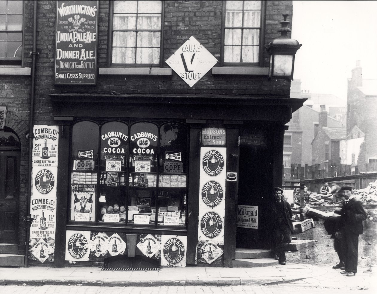 Reklamní plakáty na obchodě v North Street, Leeds, c.1895-1900 od English Photographer
