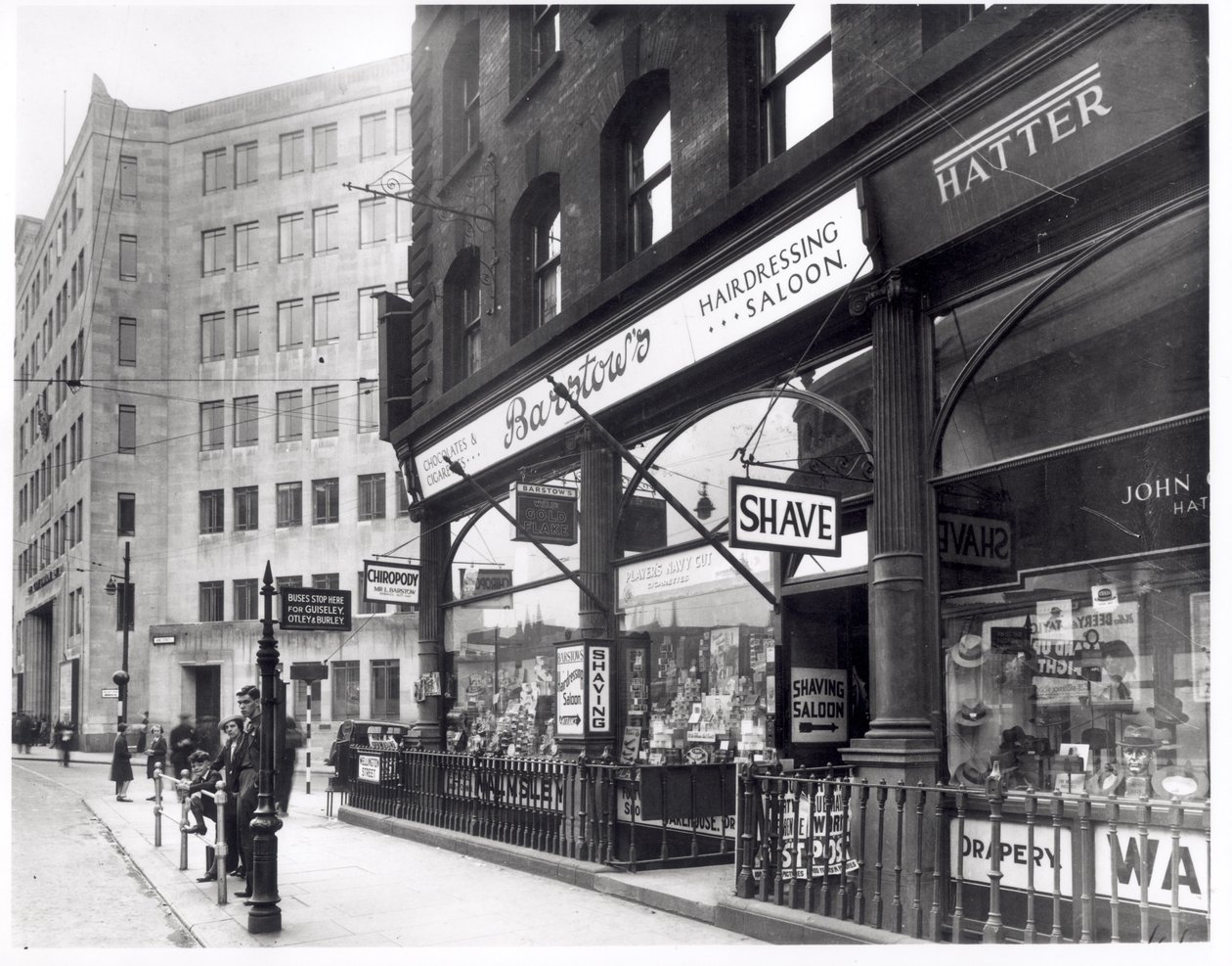 Barstows holičství na Wellington Street, Leeds, 1939 od English Photographer