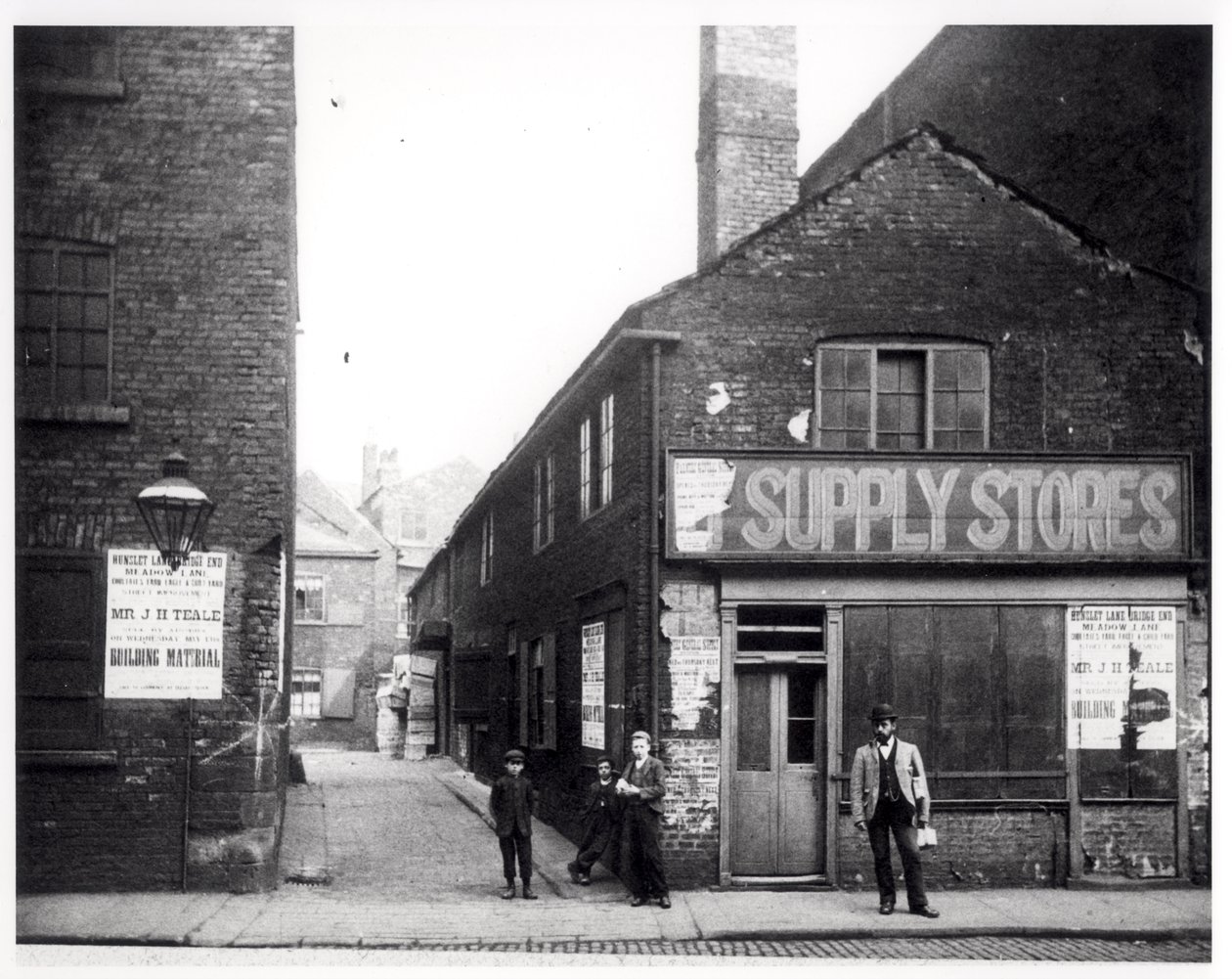 Vchod do Eagle and Child Yard, Hunslet, Leeds, 1896 od English Photographer